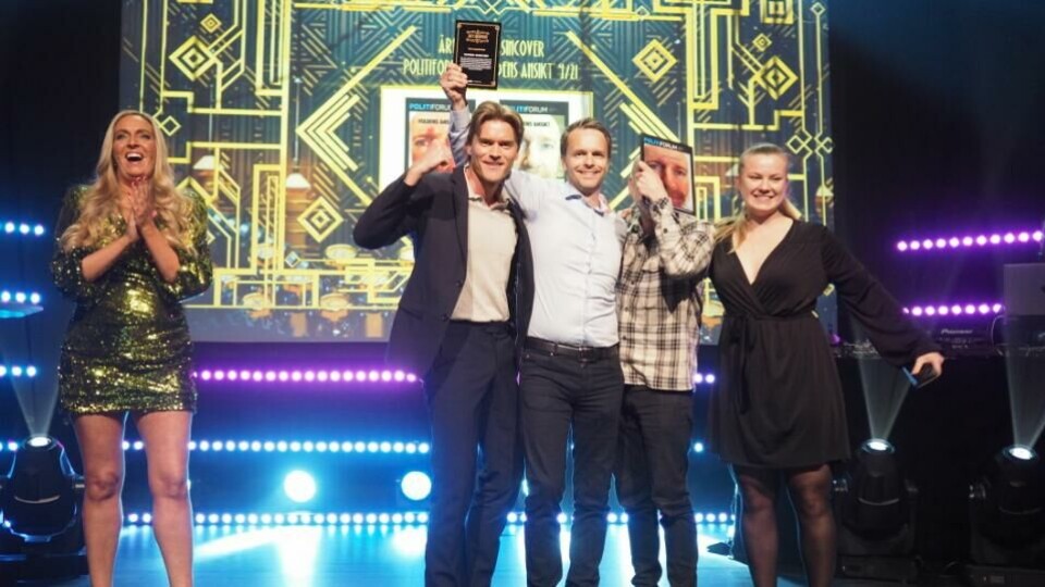 Politiforum og designerne i Mediamania på scenen under medieprisutdelingen i Bergen onsdag. Prisutdeler Trine Ohrberg til venstre, deretter designer Benjamin Gjerde, redaktør Erik Inderhaug, designer Øyvind Kristiansen (bak vinnercoveret) og designer Vilje Nordby. (Foto: Caroline Roka, MBL).