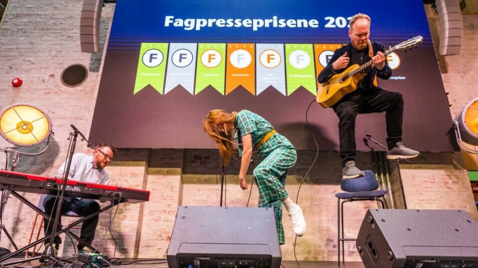 Stemningsbilde fra prisfesten i 2022, Jon Niklas Rønning med musikere på scenen. Det er grunn til å forvente enda høyere stemning i år, med rekordhøye 188 innsendte bidrag. (Foto: NTB).