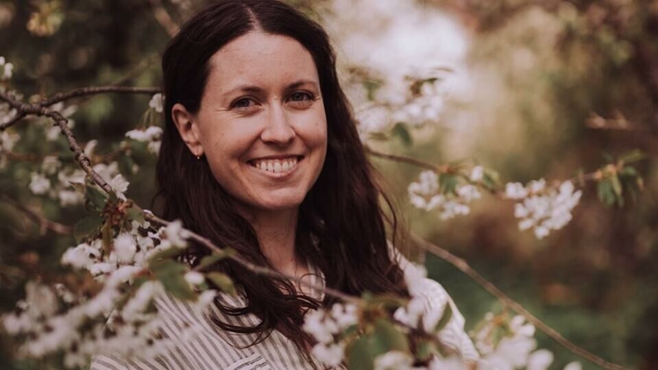 Ansvarlig redaktør Maren Løhre under årets blomstring i Utne i Hardanger. Foto: Elisabeth Emmerhoff.