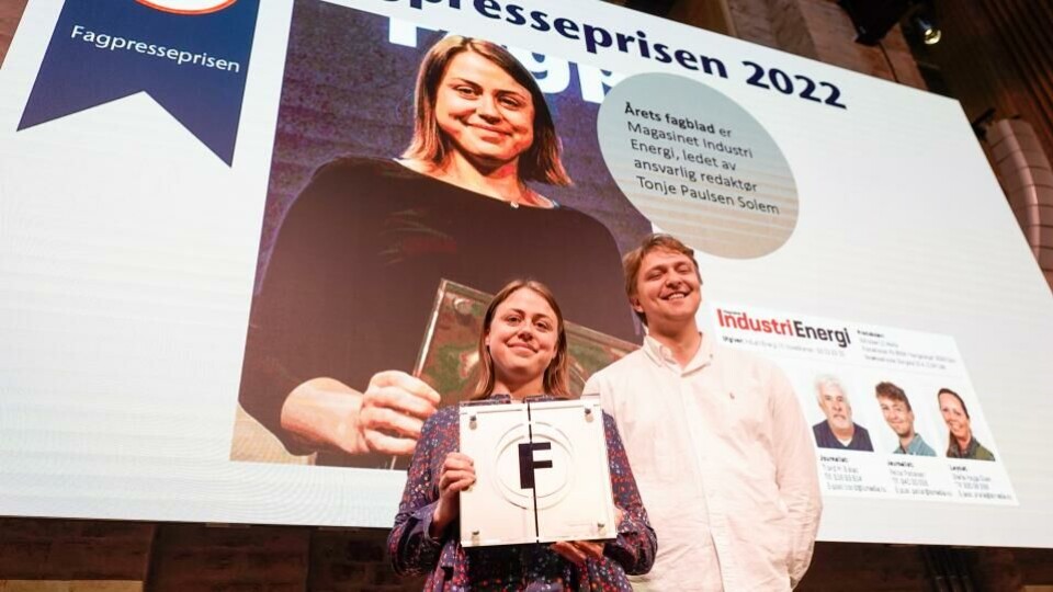 Magasinet Industri Energi vant Fagpresseprisen 2022. Redaktør Tonje Paulsen Solem og journalist Petter Pettersen mottar prisen. Foto: Håkon Mosvold Larsen, NTB.