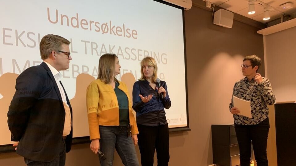 Kenneth Andresen, Nent Group/P4; Hege Iren Frantzen, NJ og Randi Øgrey, MBL blir intervjuet av Berit Nyman i arbeidsgruppen på pressekonferansen tirsdag. (Foto: Veslemøy Ryssdal).