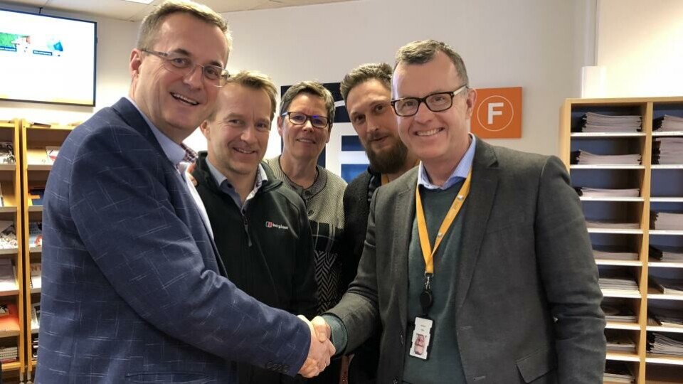 Fagpressen og Helthjem har i dag signert en ny rammeavtale for distribusjon av blader gjennom Fagpressen trykk og distribusjon. Fra venstre Fagpressens Per Brikt Olsen, konsulent Per Halvorsen, nestleder Berit Nyman i Fagpressen, og produktsjef Kim Holm og direktør Per Iversen i Helthjem. (Foto: EBP).