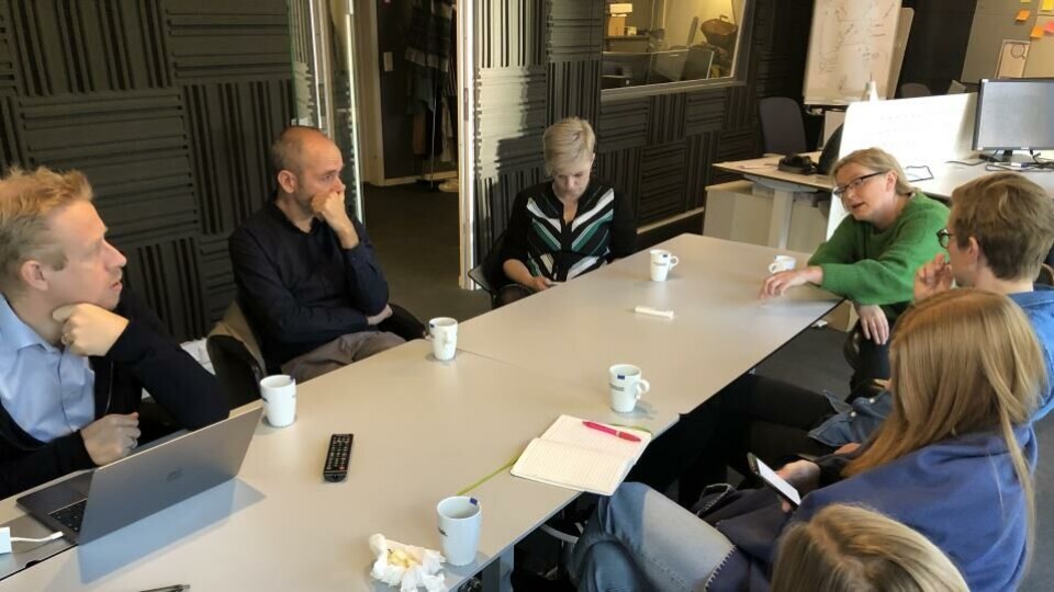 Kari Anne Dolonen (i grønn genser) er hospitant fra Sykepleien i Faktisk.no-redaksjonen i høst. Her er redaksjonen i gang med gjennomgang av påstander for faktasjekk, på morgenmøte tirsdag. Redaktør Kristoffer Egeberg helt til venstre. (Foto: BN).
