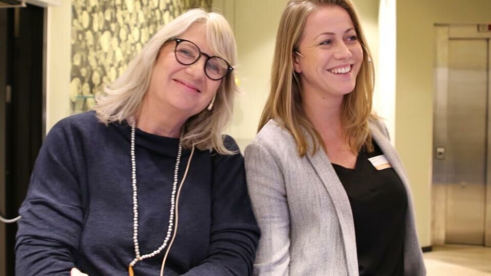 Kaja Mejlbo, til høyre, tok plass på redaktørkrakken i Utdanning i dag. Her sammen med kollega Lina Schøyen i Motor, rett før de begge deltok i debatten på Fagpressedagen 2018. (Foto: Lars Weimoth).