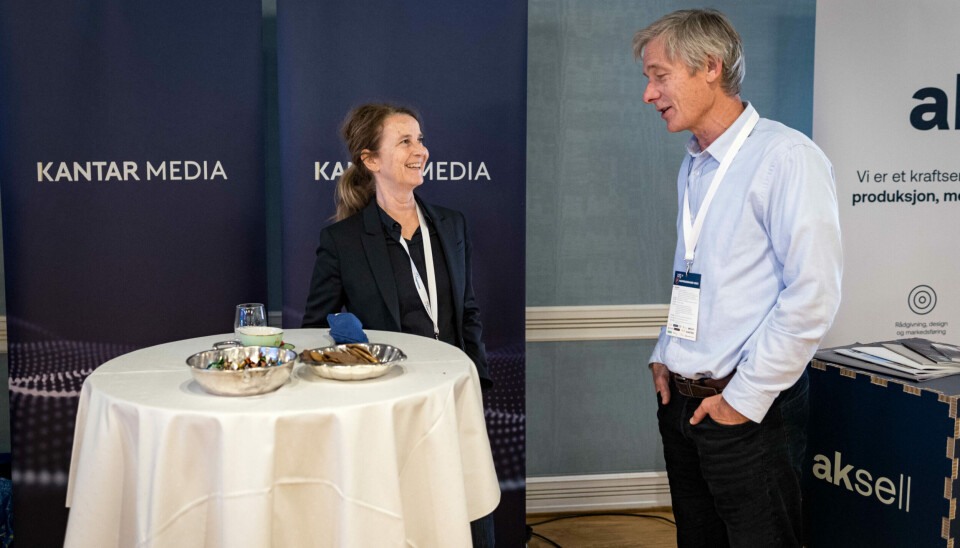 Katja Møglestue fra Kantar i hyggelig passiar med Håkon Nissen-Lie fra Båtmagasinet under Fagpressedagen 8. november 2023.