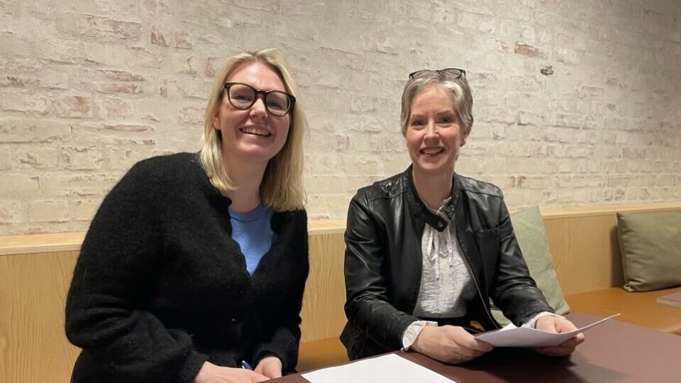 Pernille Johnsen i Faktisk.no og Camilla Briså i Fagpressen har akkurat signert avtalen om tilgang til Innsyn.no. Foto: Berit Nyman.