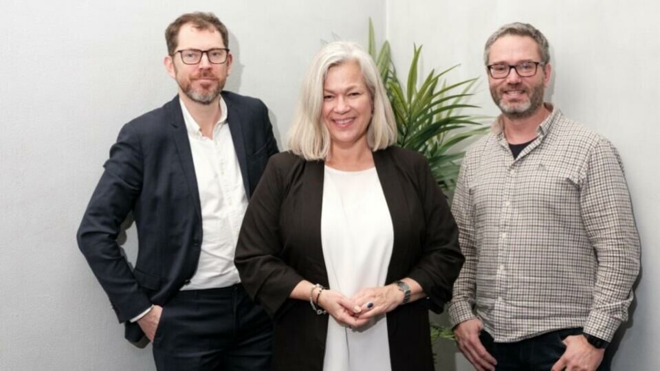 Vårt Land og Normisjon skal eie Agenda 3:16 sammen fra april 2025. Fra venstre: Sjefredaktør Bjørn Kristoffer Bore i Vårt Land, redaktør Kristin W. Malmin i Agenda 3:16 og generalsekretær Kjetil Vestel Haga i Normisjon. (Foto: Erlend Berge, Vårt Land).