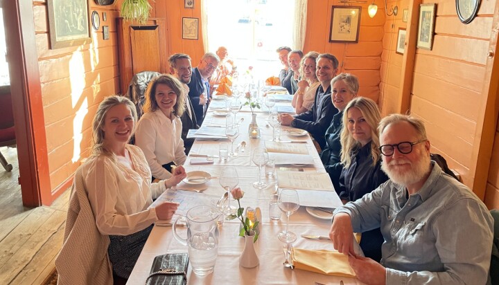 Her er styret og administrasjonen til Fagpressen samlet. Fra venstre side av bordet: Siss Godager-Andersen, Ingrid Nergården Jortveit, Einar Ryvarden, Per Brikt Olsen og Kjartan Tyvand. På høyre side av bordet, fra toppen: Bjørnar Kjensli, Tore Ryssdalsnes, Kaja Mejlbo, Erik Inderhaug, Camilla Briså, Tone Sidsel Sanden og Ivar Kvistum. Ole Henrik Nissen-Lie var ikke tilstede. Foto: Berit Nyman.